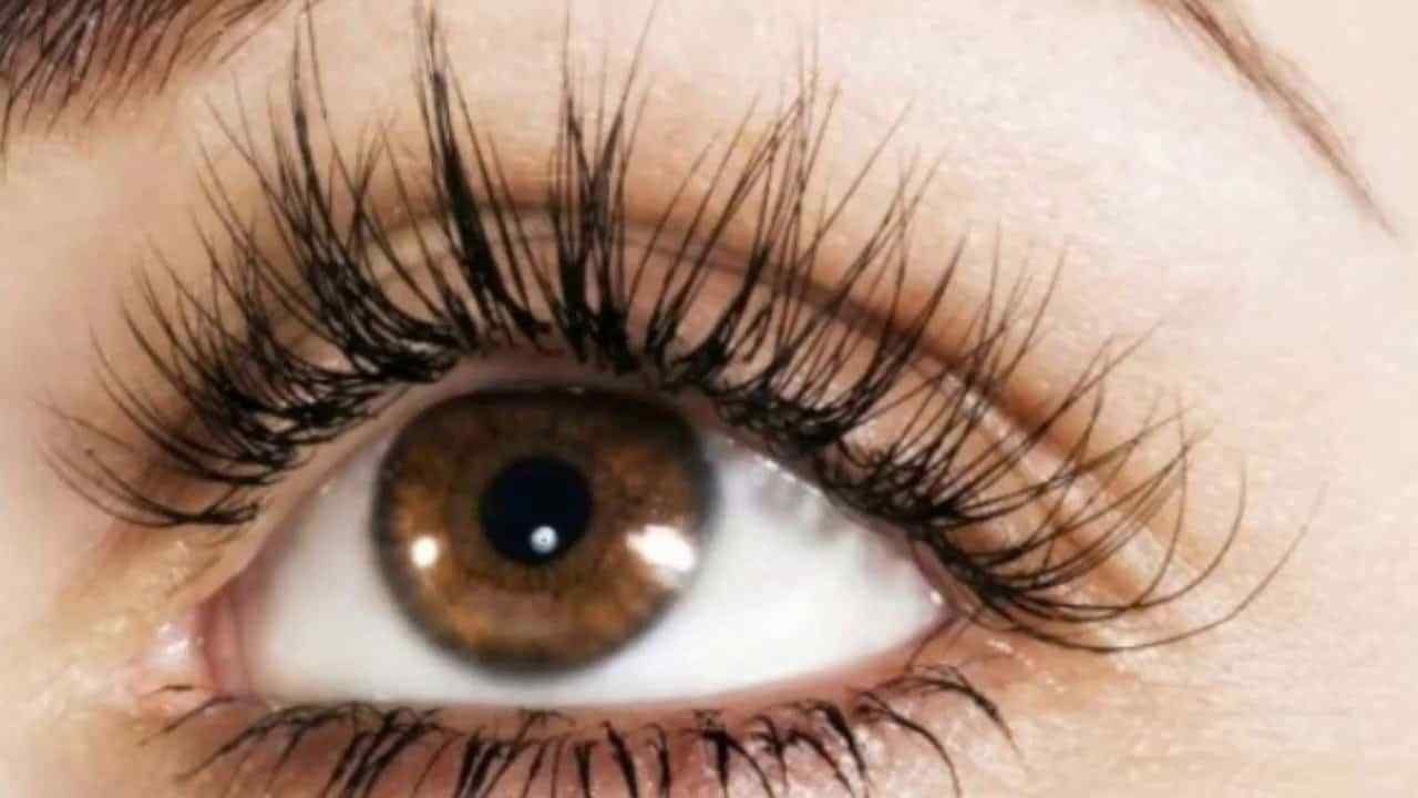 تعرفي على حلول تطويل الرموش بطرق طبيعية خلال أيام